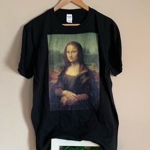 MONA LISA SIGNATURE ART TEE SZ MEDIUM